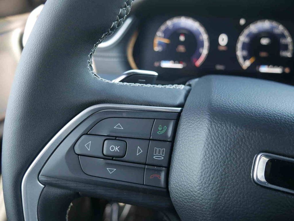 New 2025 Jeep Grand Cherokee Altitude image 40