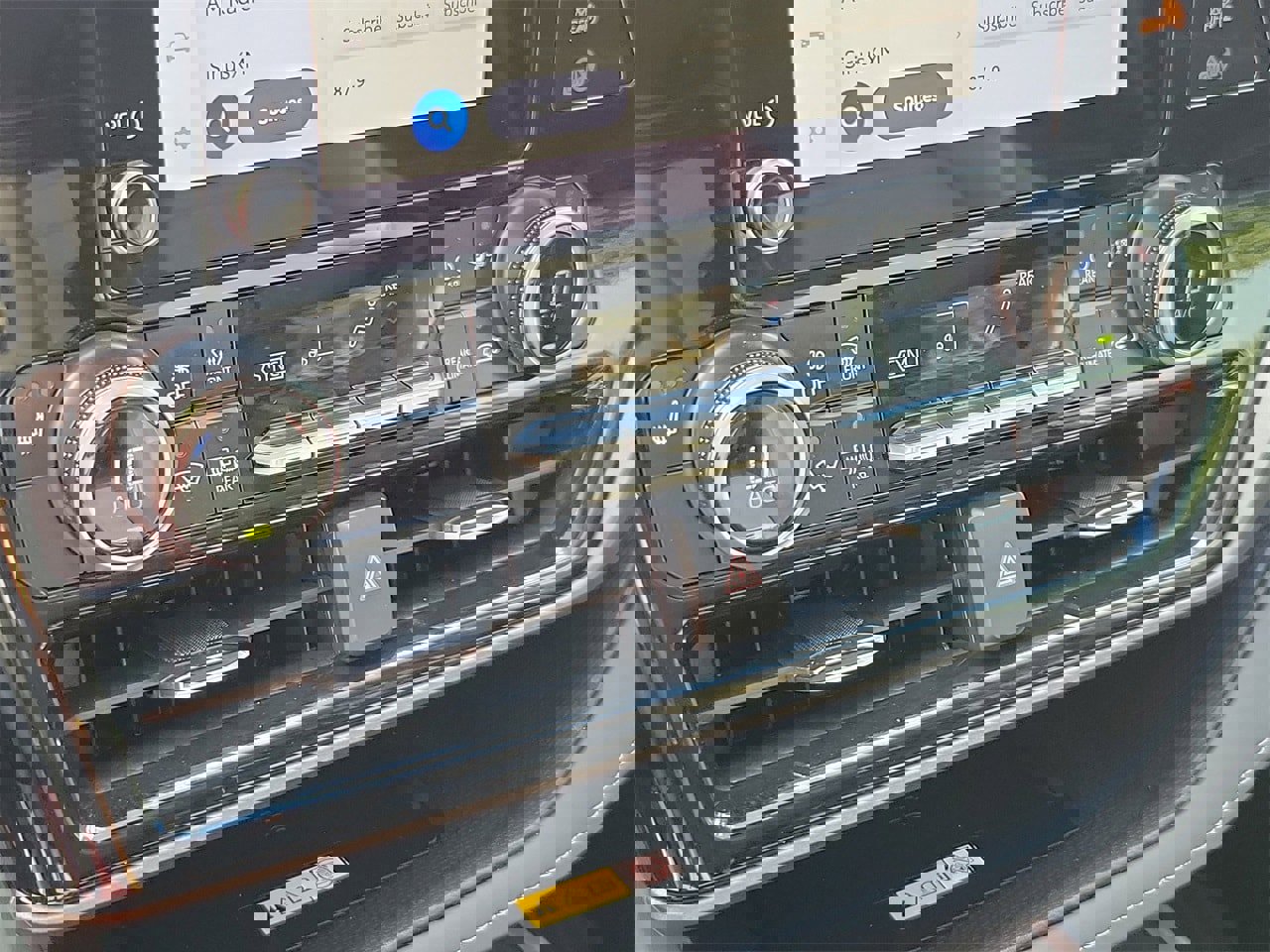 Used 2024 Toyota Highlander LE image 28