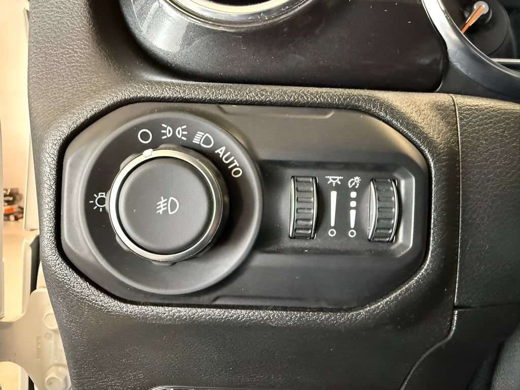 Used 2020 Jeep Wrangler Unlimited Sahara AWD/4WD image 23