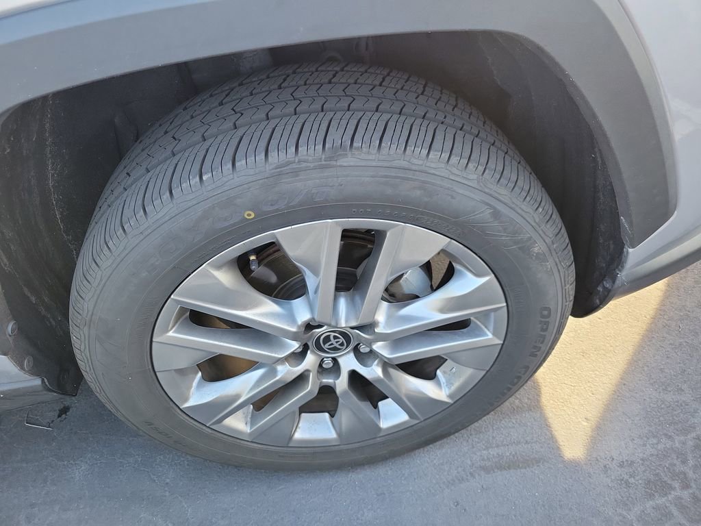 Used 2022 Toyota RAV4 XLE Premium image 9