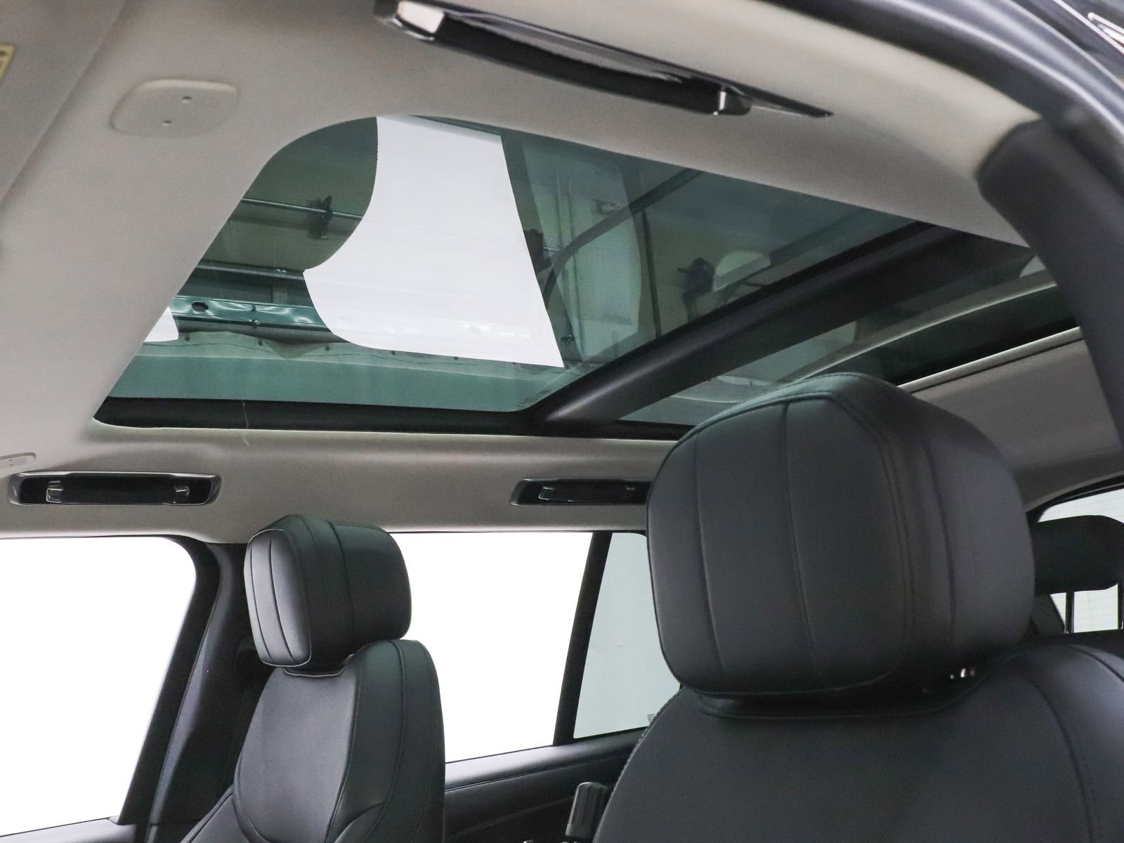 Used 2023 Land Rover Range Rover SE image 23