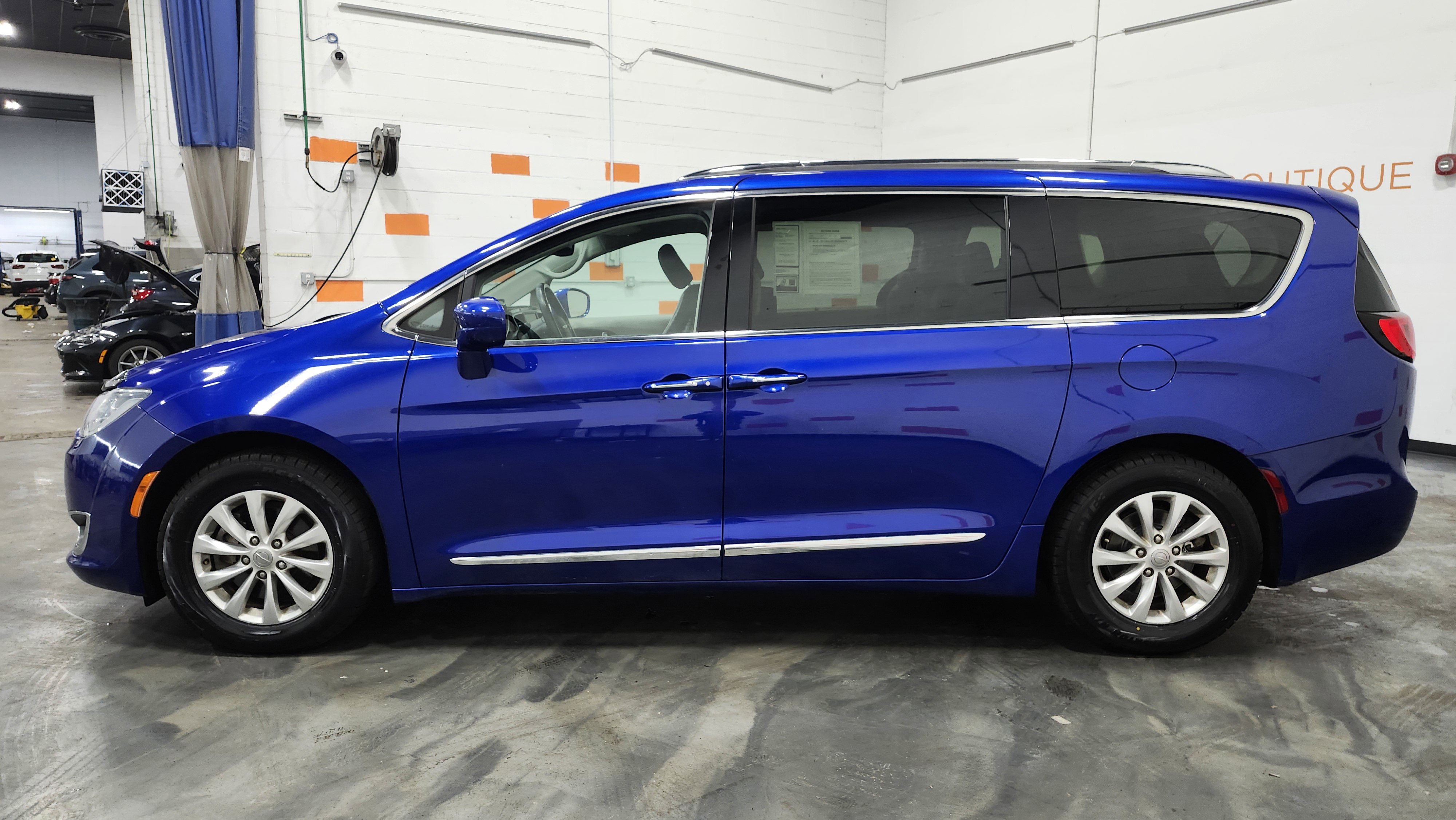 Used 2018 Chrysler Pacifica Touring-L image 13