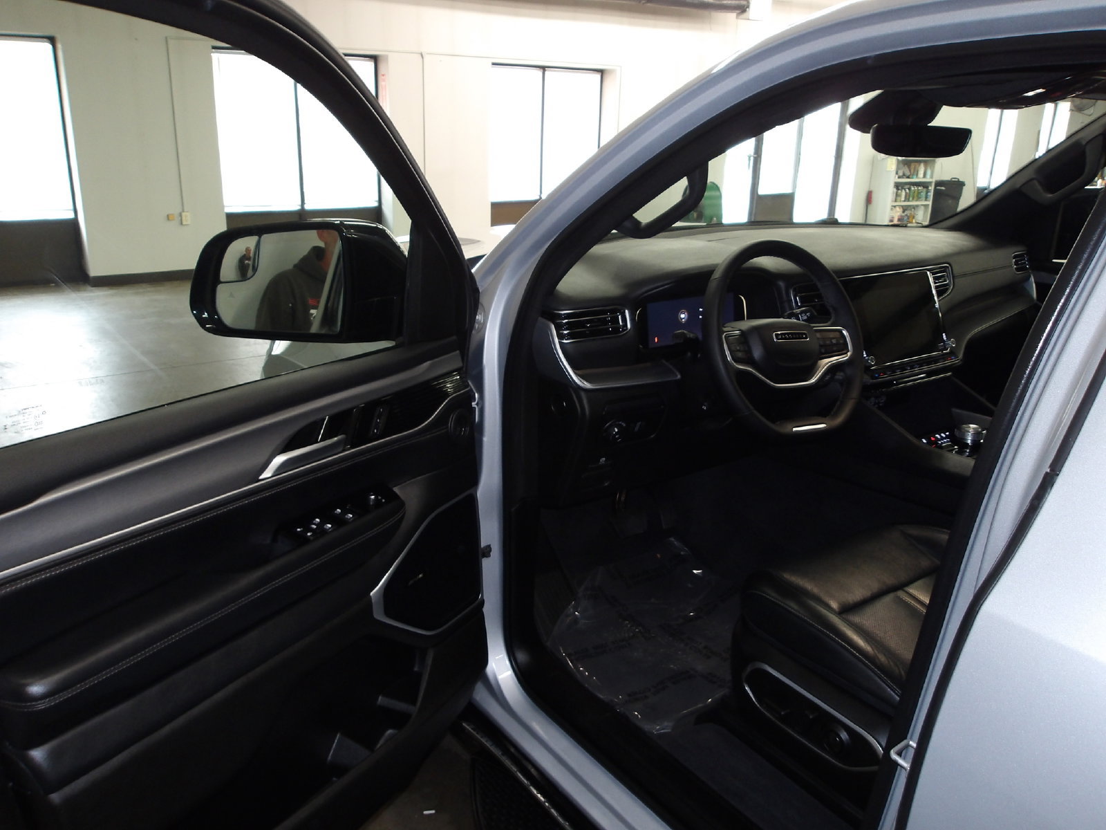 Used 2025 Jeep Wagoneer 4WD image 8