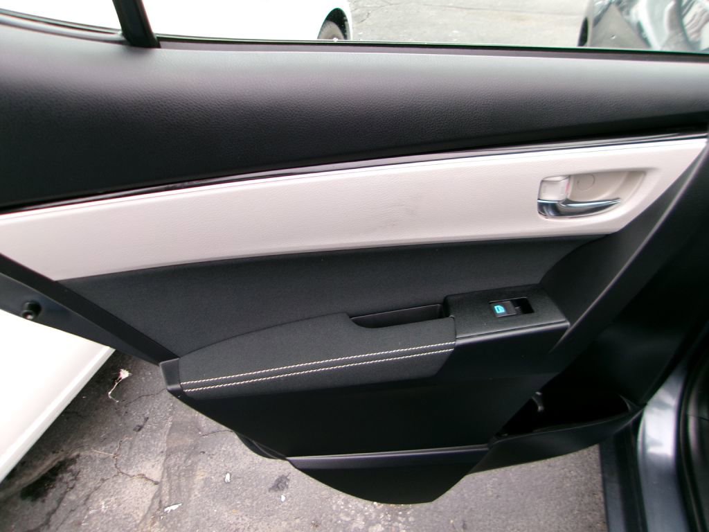 Used 2017 Toyota Corolla LE w/ Carpet Mat Package (TMS) image 10