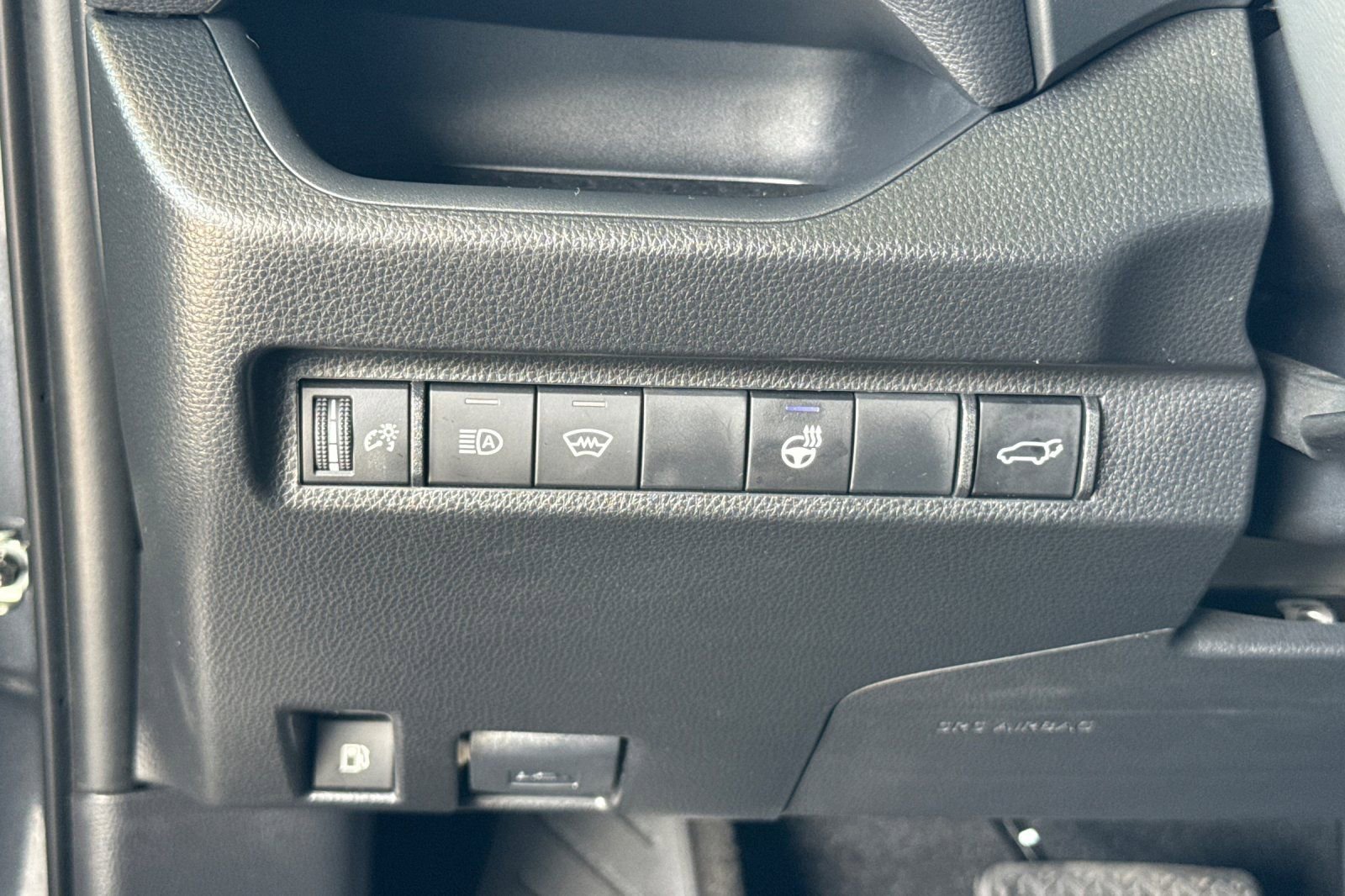 Used 2025 Toyota RAV4 XLE Premium w/ Weather Package AWD/4WD image 31