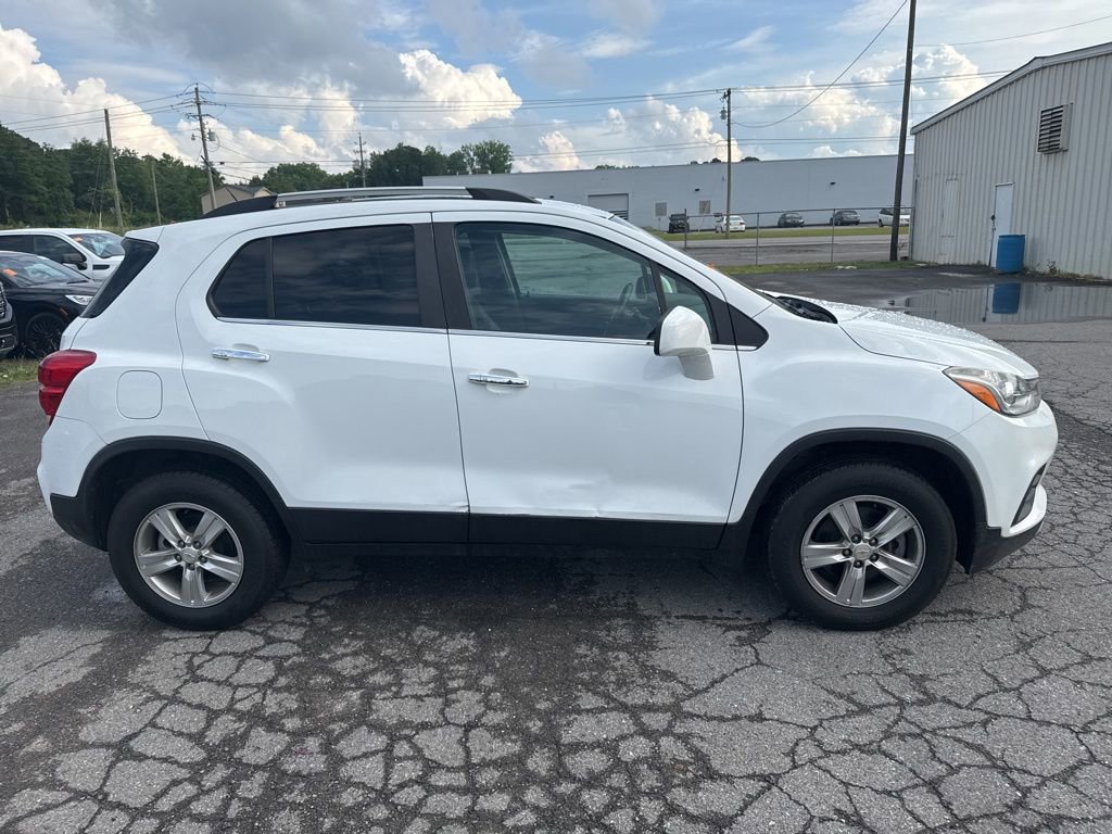 Used 2020 Chevrolet Trax LT w/ LT Convenience Package AWD/4WD image 3