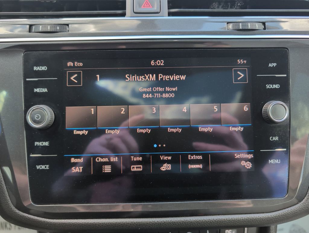 Used 2018 Volkswagen Tiguan SE w/ Panoramic Sunroof Package image 13