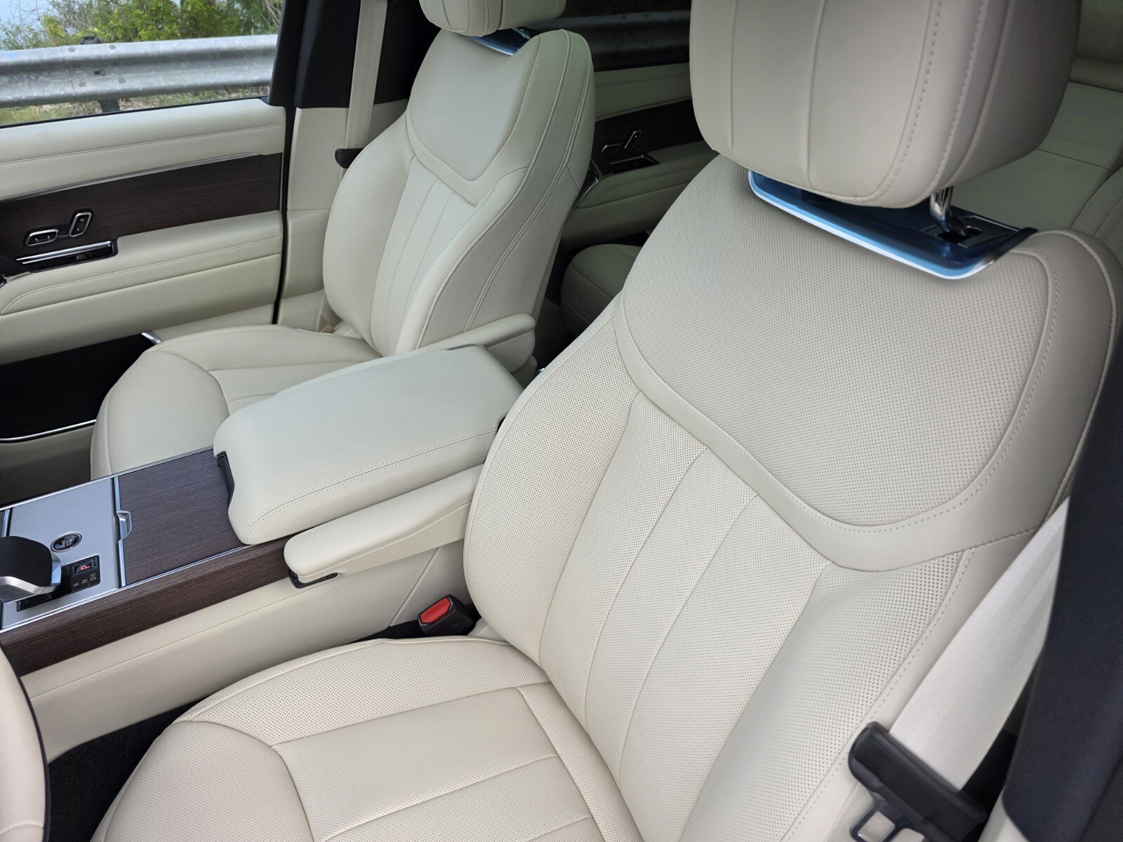 New 2026 Land Rover Range Rover Long Wheelbase SE AWD/4WD image 12