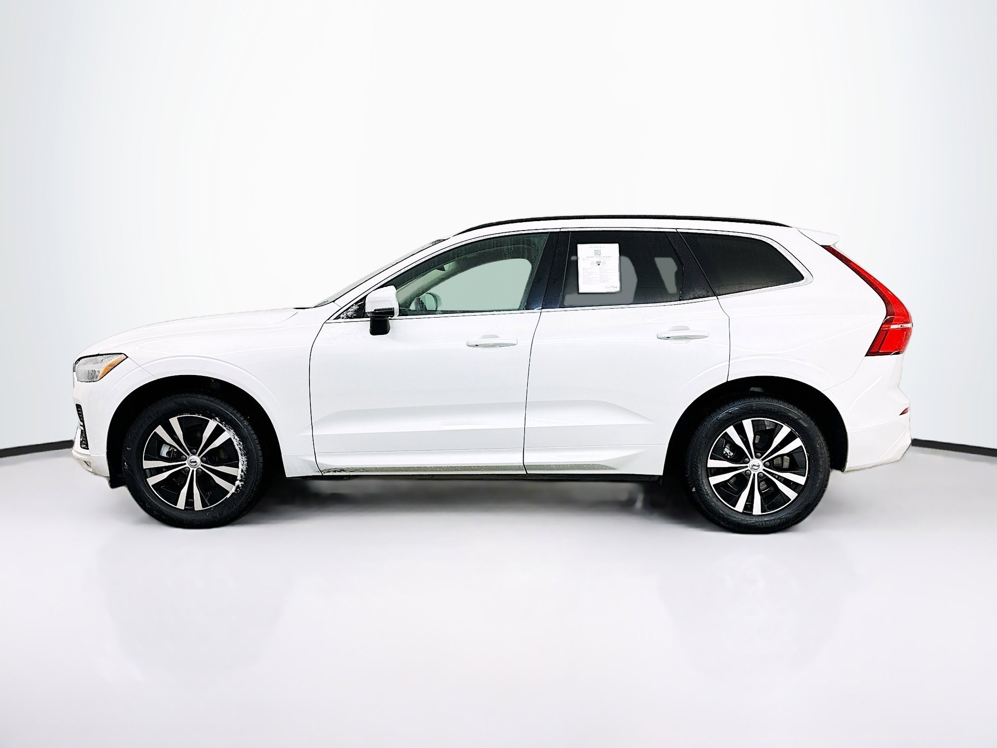 Used 2023 Volvo XC60 B5 Core image 4