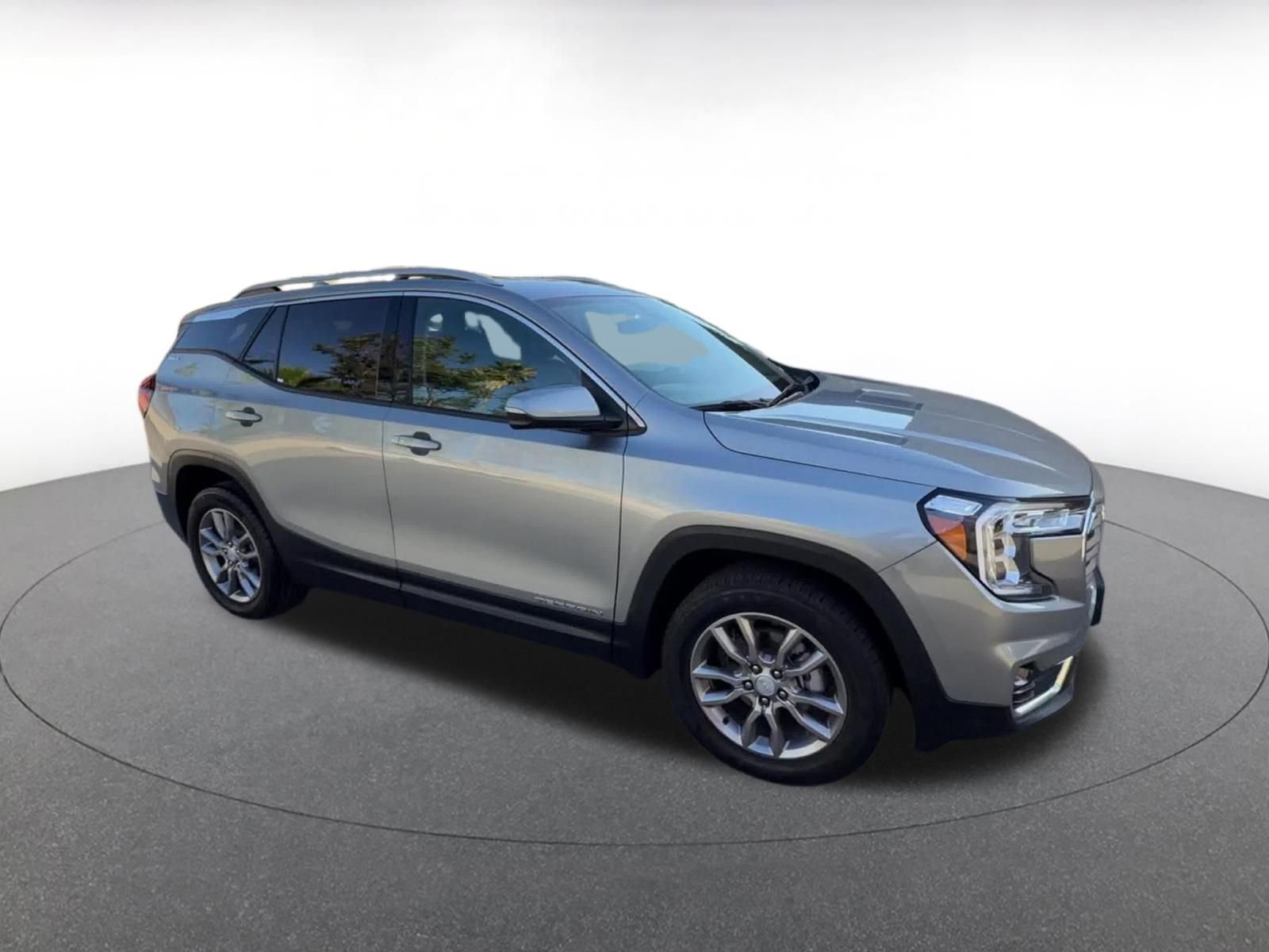 Used 2024 GMC Terrain SLT AWD/4WD image 2