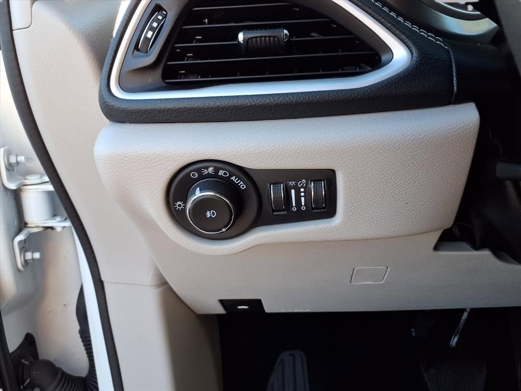 Used 2024 Chrysler Pacifica Select image 14