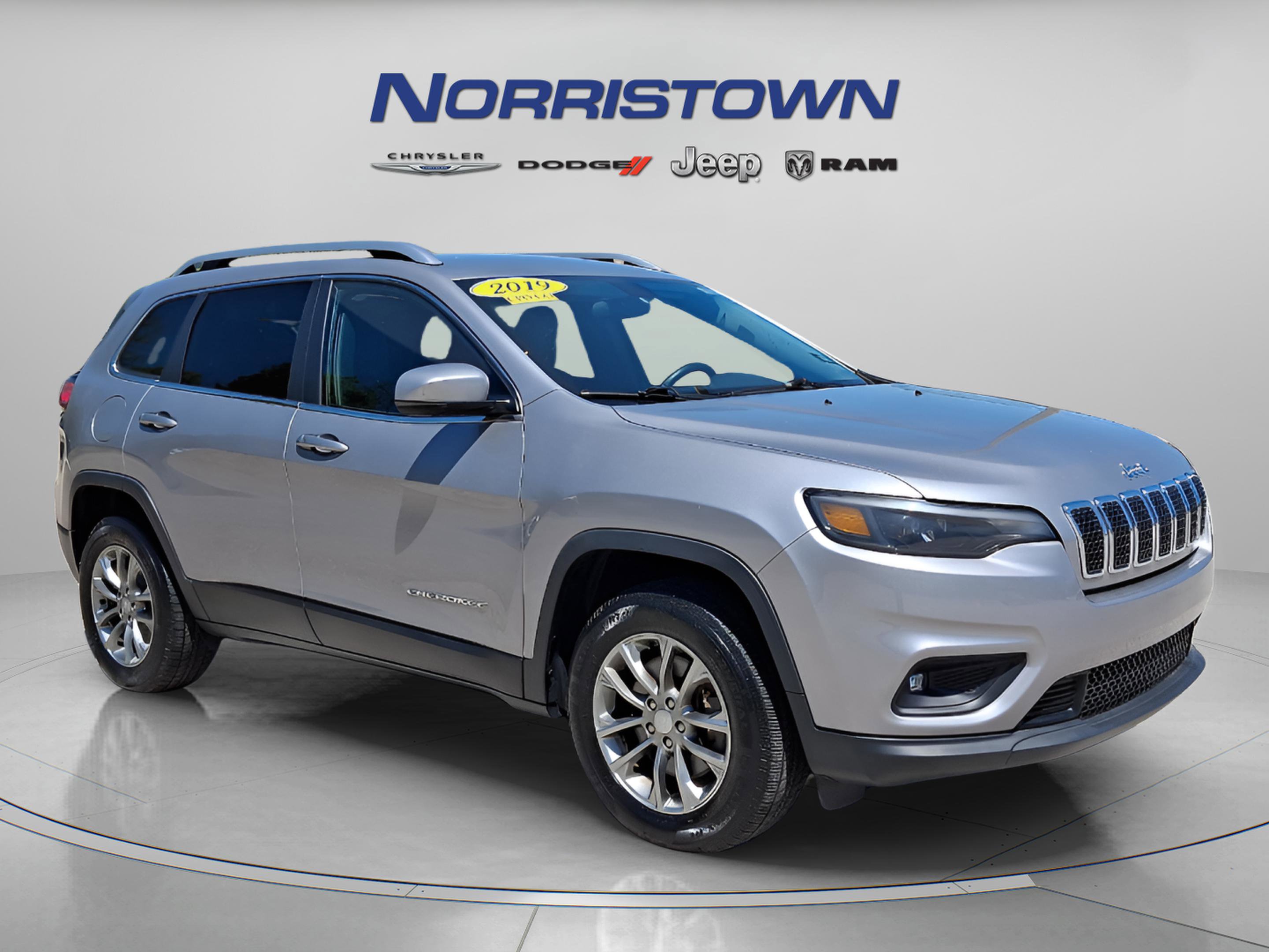 Certified 2019 Jeep Cherokee Latitude Plus AWD/4WD image 1