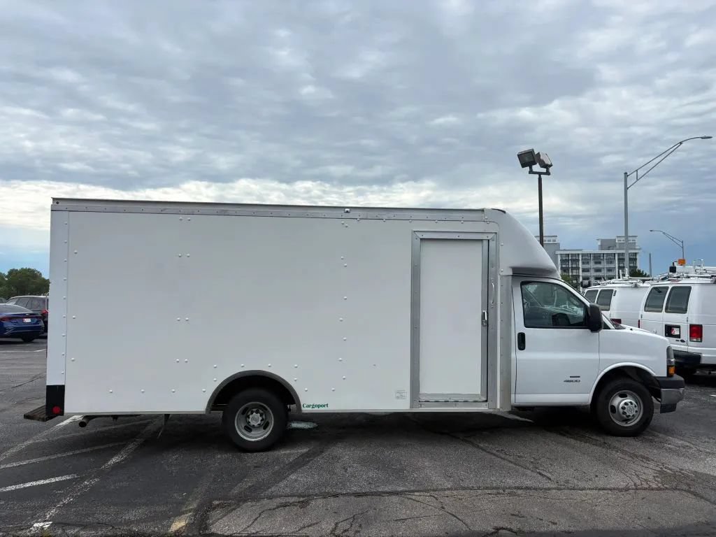 Used 2022 Chevrolet Express 4500 w/ Power Convenience Package RWD image 6