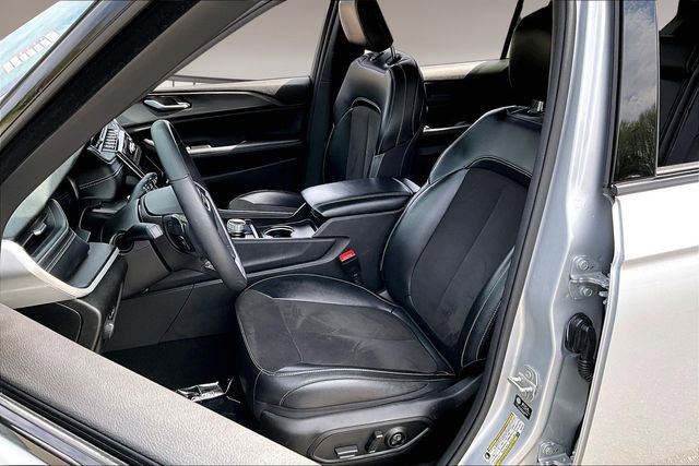 Used 2024 Jeep Grand Cherokee L Laredo AWD/4WD image 19