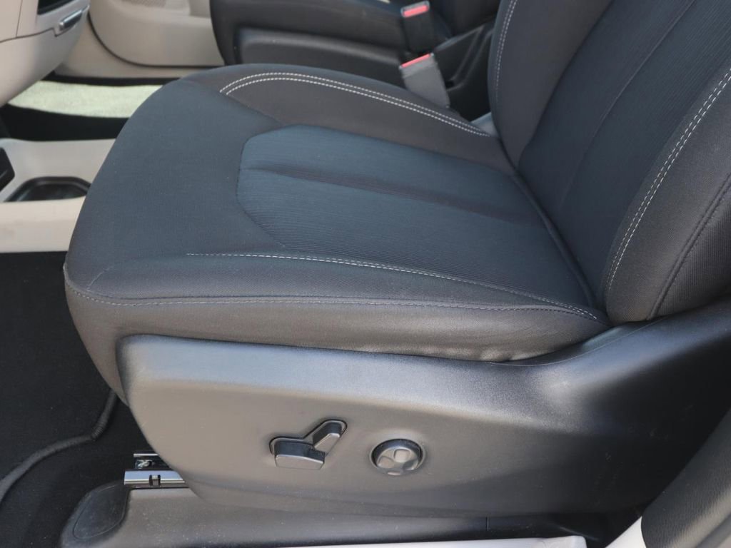 Used 2023 Chrysler Voyager LX image 16
