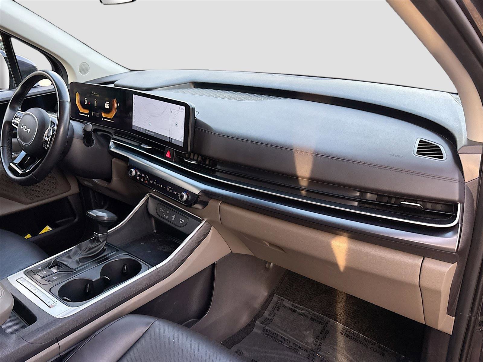 Used 2025 Kia Carnival FWD image 31