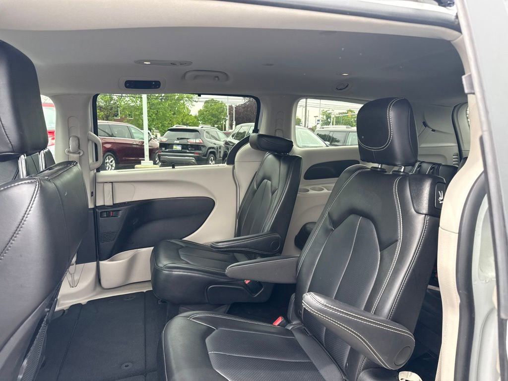 Used 2024 Chrysler Pacifica Touring-L FWD image 7