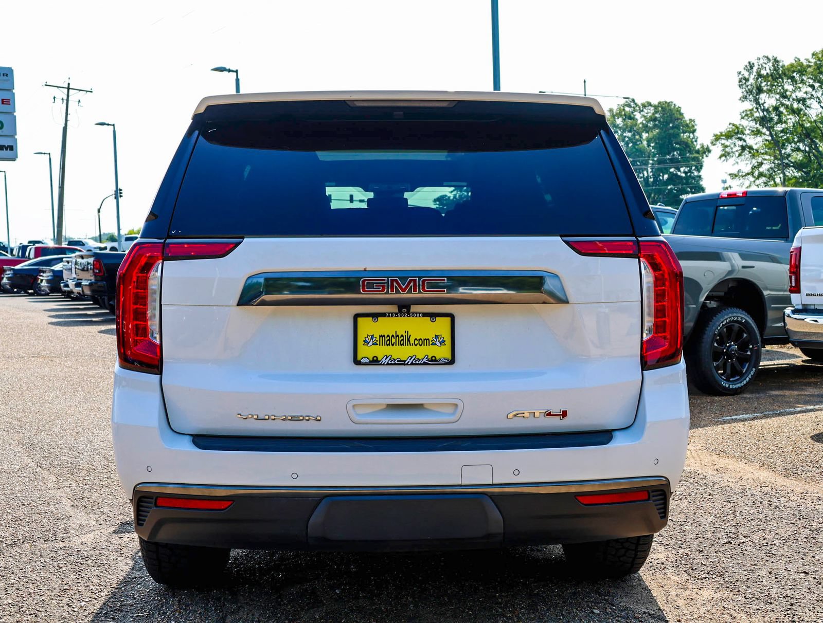 Used 2024 GMC Yukon AT4 w/ Technology Package AWD/4WD image 7