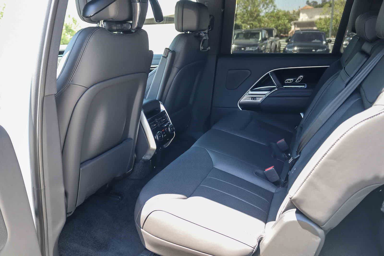 New 2026 Land Rover Range Rover Long Wheelbase SE AWD/4WD image 17