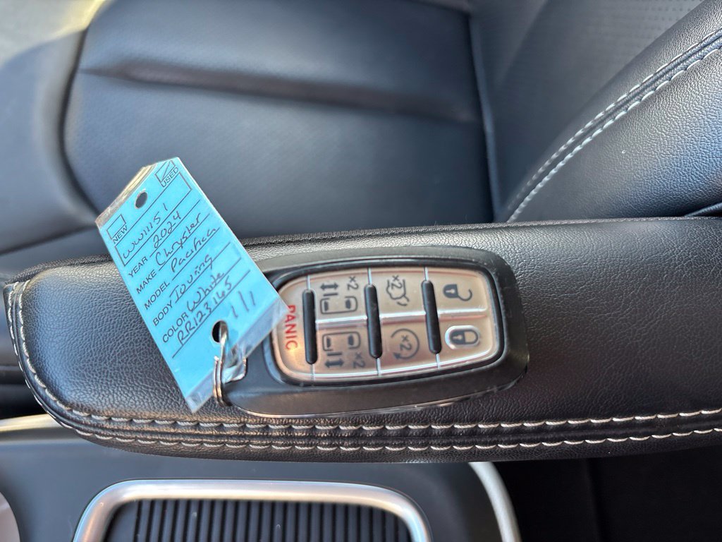 Used 2024 Chrysler Pacifica Touring-L FWD image 31