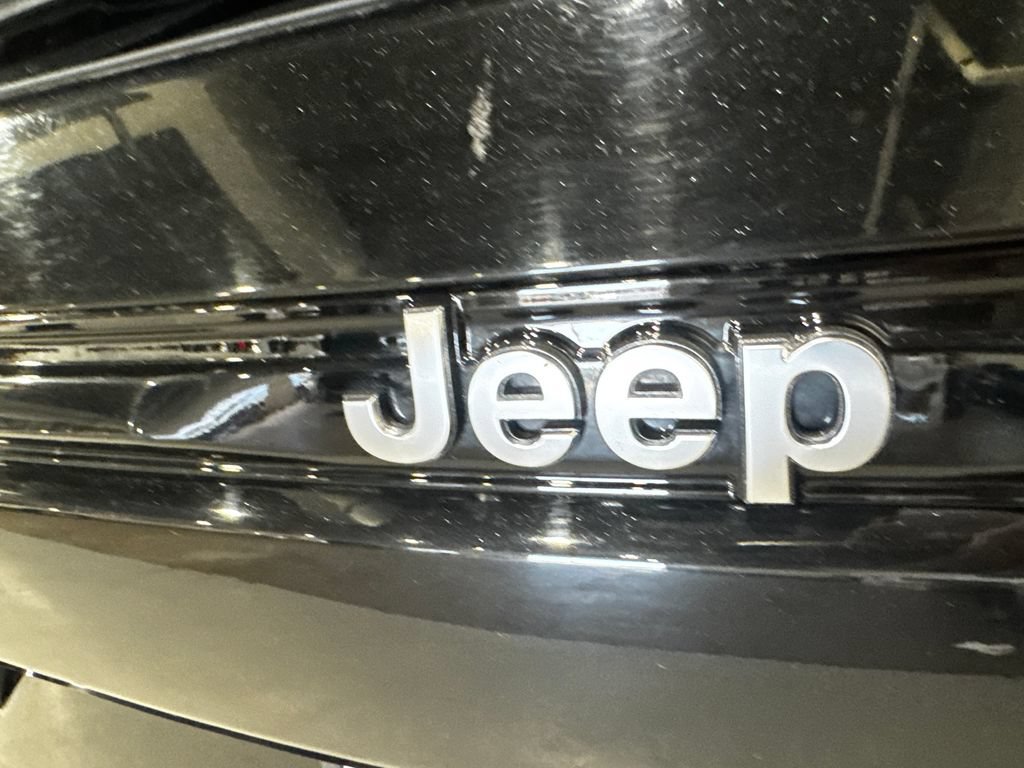 Used 2022 Jeep Grand Cherokee Summit w/ Luxury Tech Group V AWD/4WD image 34