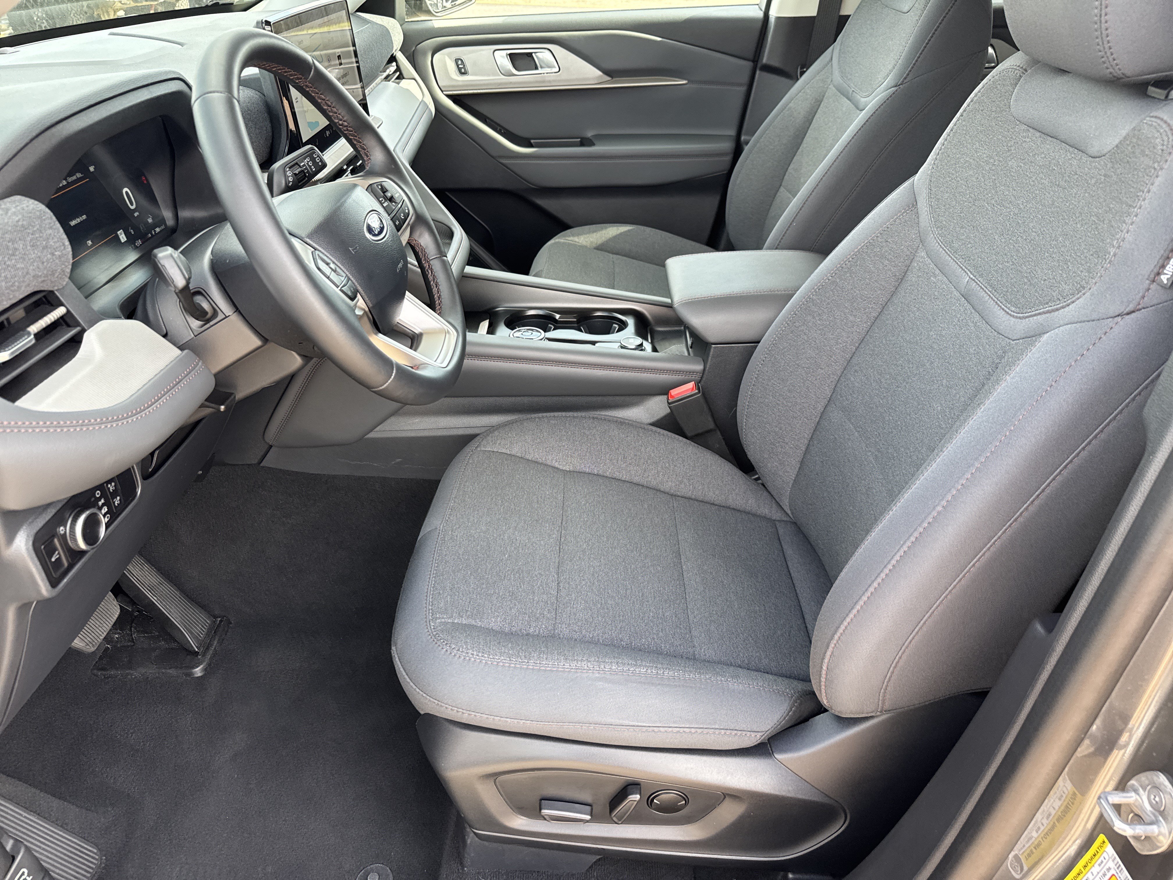 Used 2025 Ford Explorer Active AWD/4WD image 5