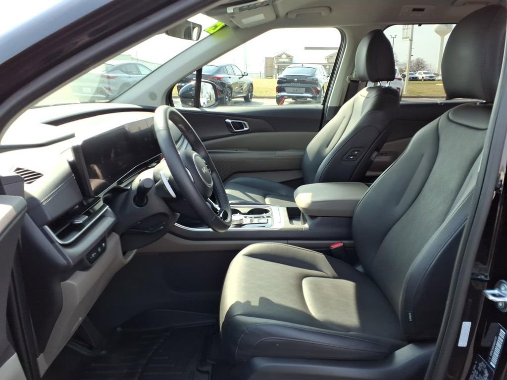 Used 2025 Kia Carnival EX image 24