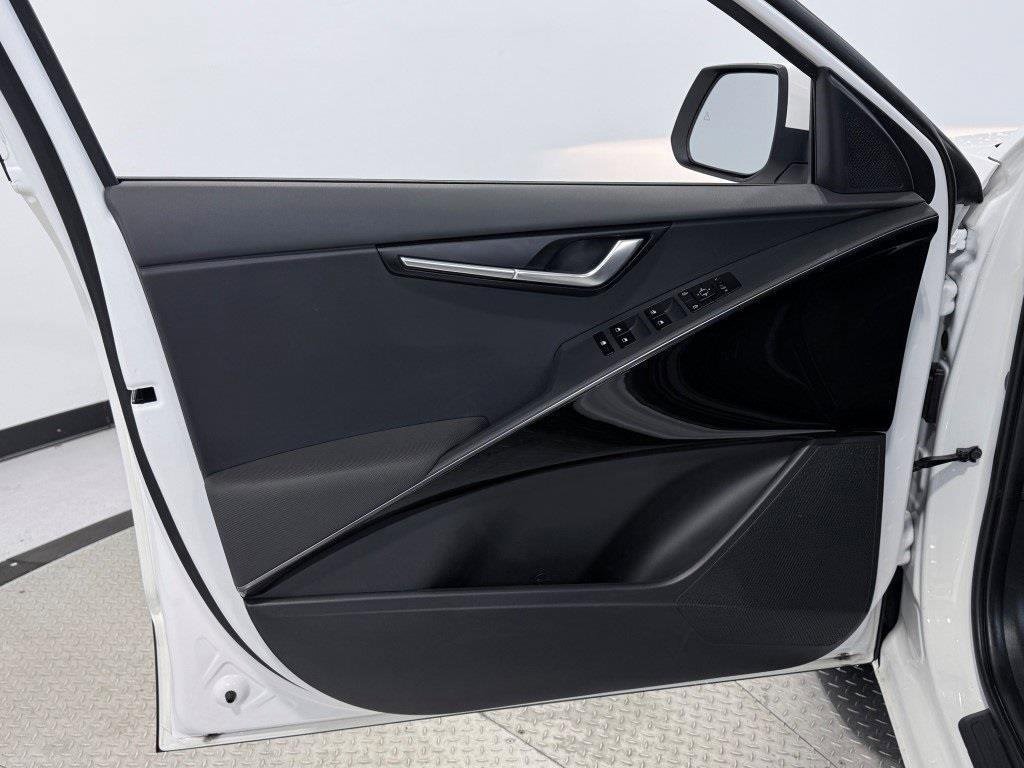 Used 2023 Kia Niro EX image 17