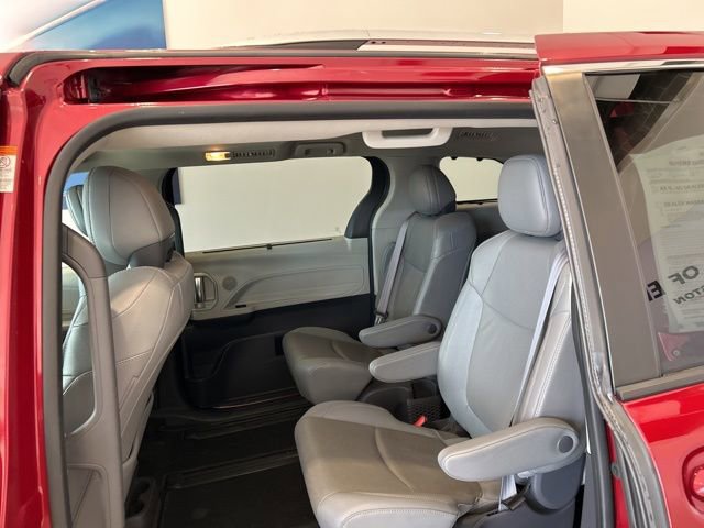 Used 2021 Toyota Sienna Limited AWD/4WD image 16