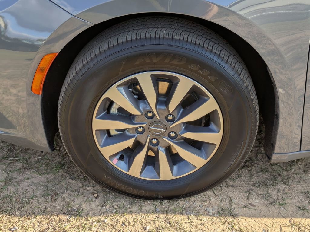 Used 2025 Chrysler Pacifica Select image 11