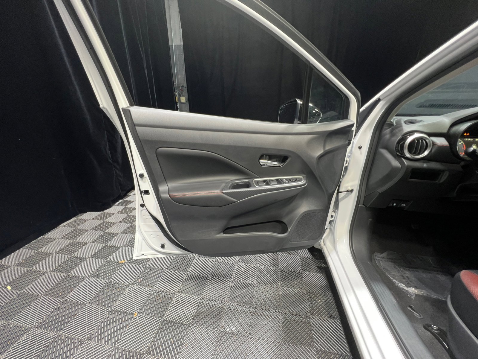 New 2025 Nissan Versa SR w/ Trunk Package image 13