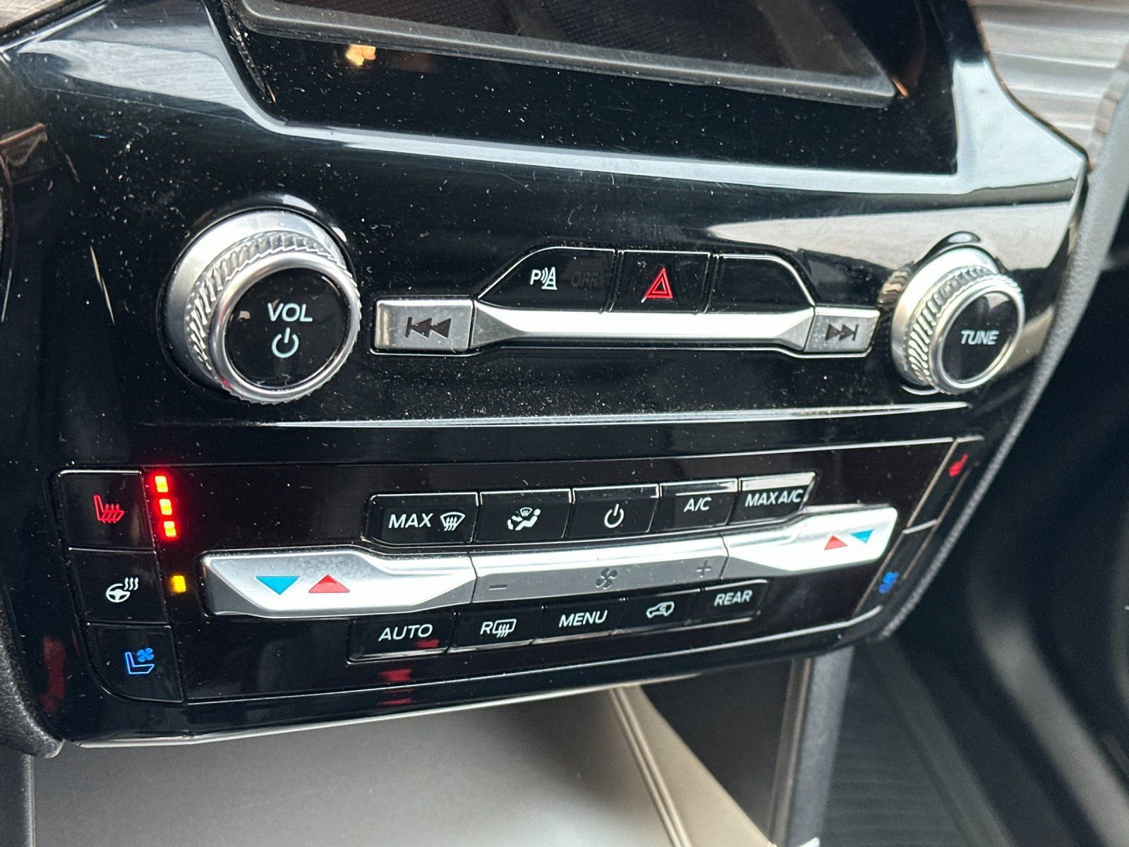 Used 2024 Ford Explorer Limited image 21