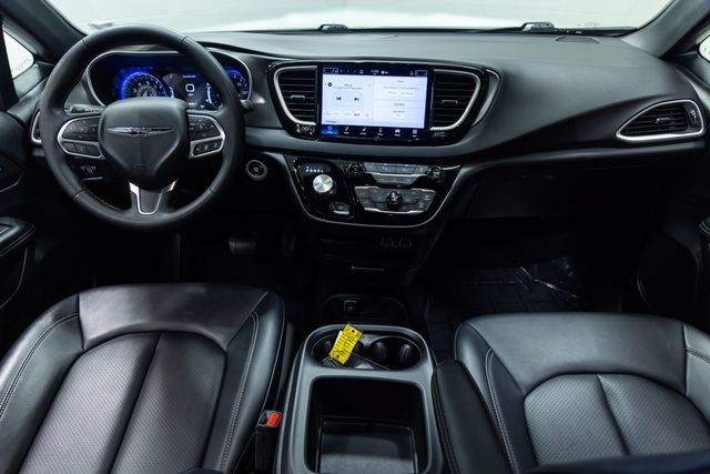 Used 2025 Chrysler Pacifica Select FWD image 20