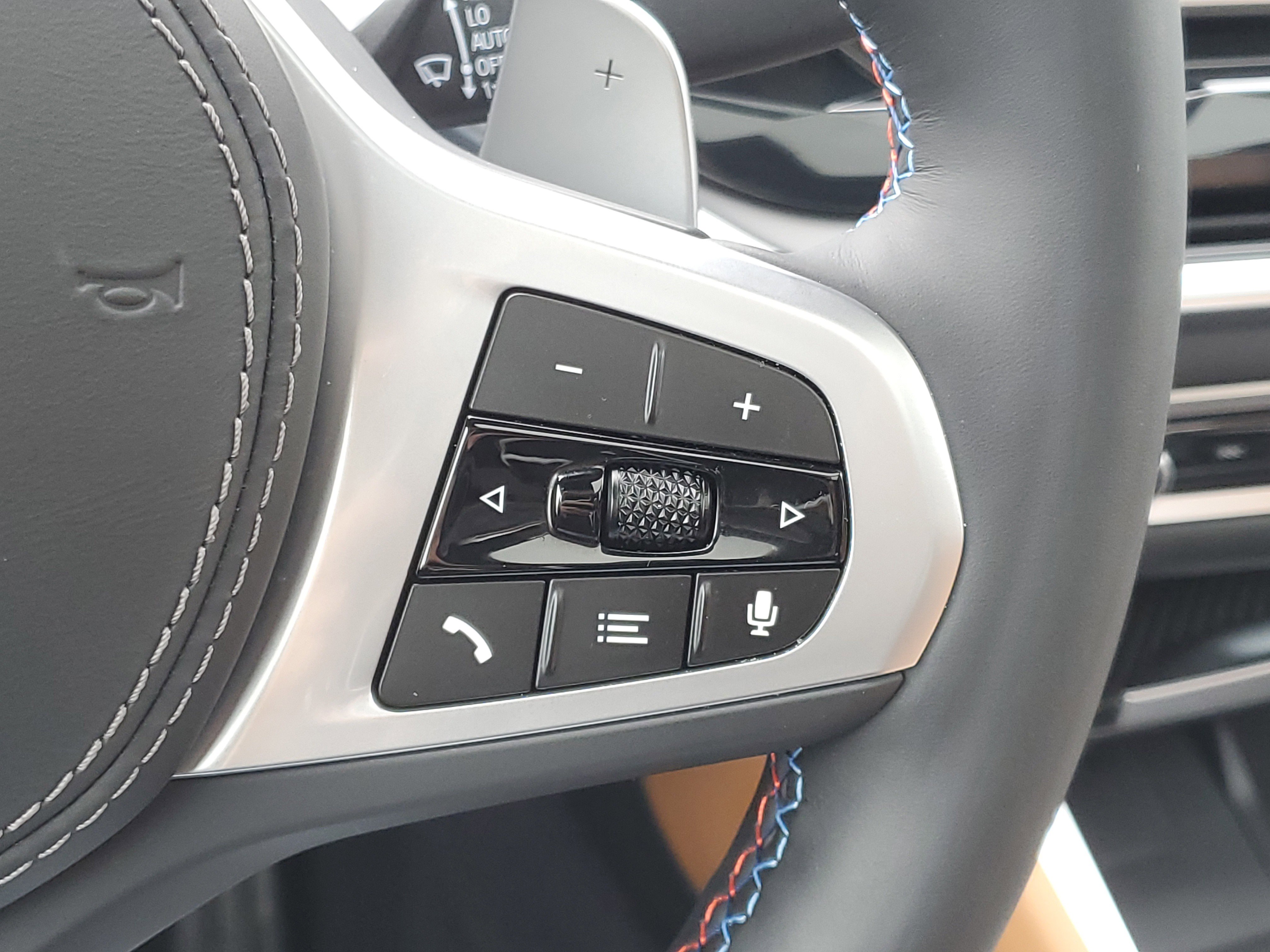 Certified 2025 BMW X6 M60i w/ Climate Comfort Package image 12