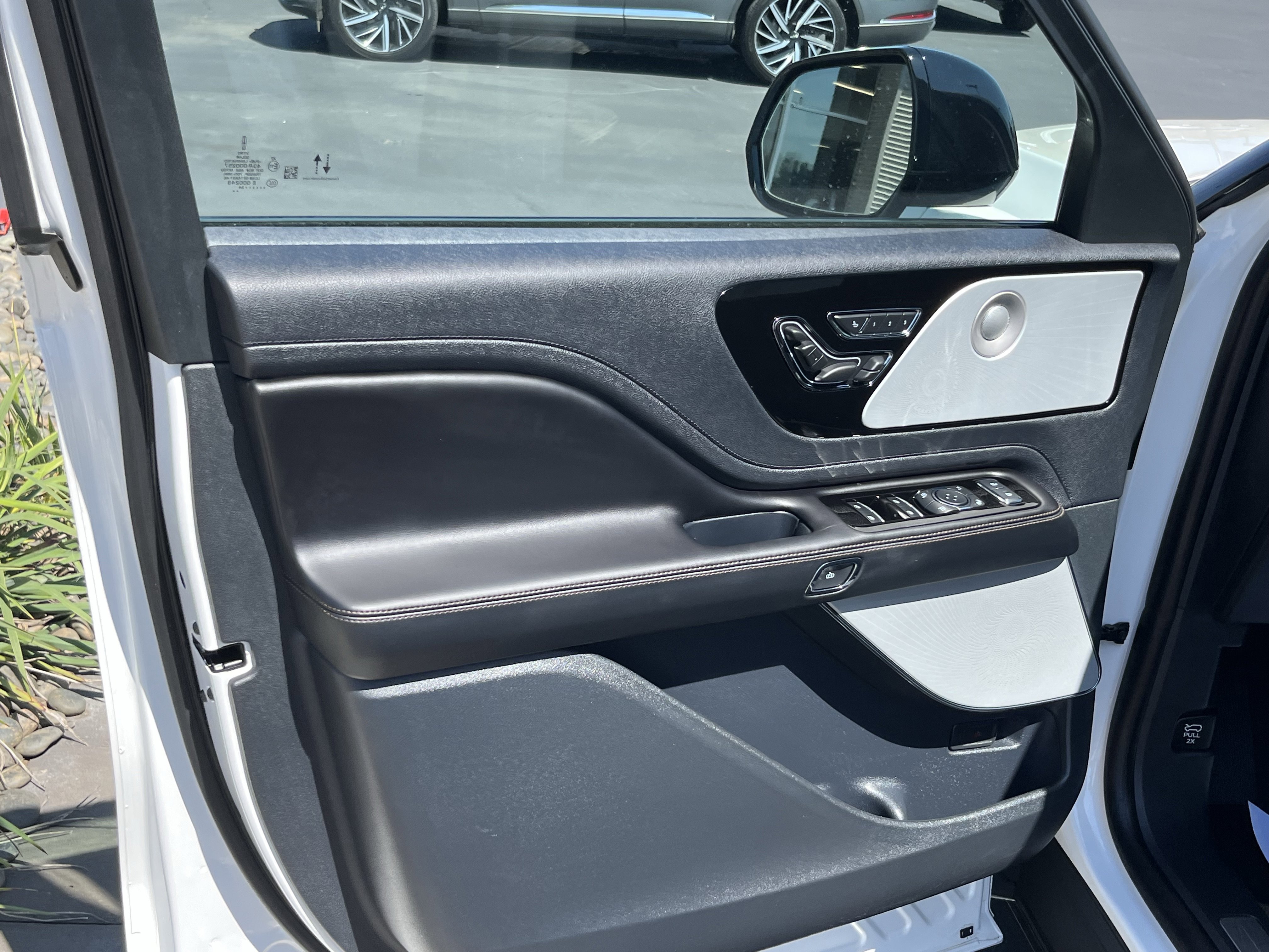 Used 2025 Lincoln Aviator Reserve w/ Luxury Package AWD/4WD image 13