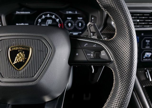 Used 2022 Lamborghini Urus image 23