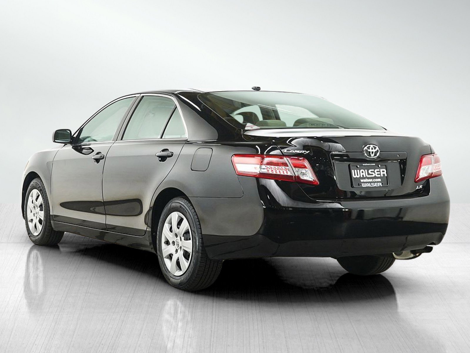 Used 2010 Toyota Camry LE FWD image 3