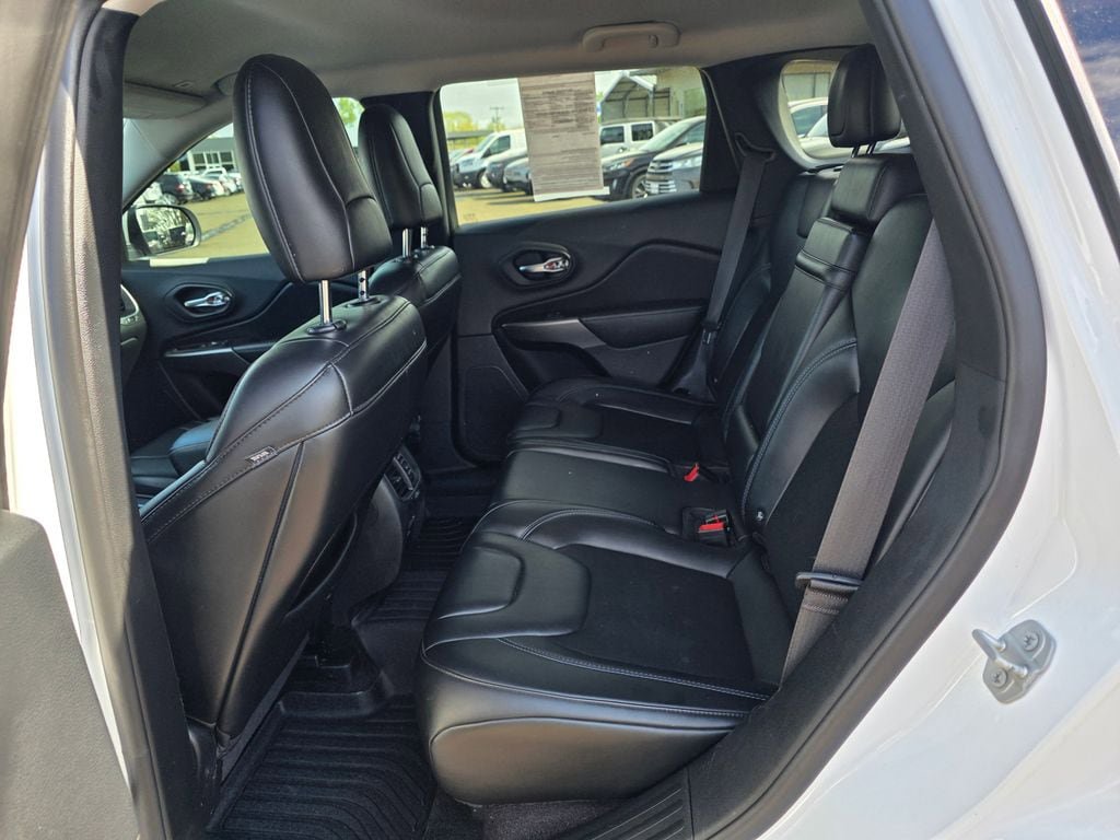 Used 2019 Jeep Cherokee Latitude Plus FWD image 11