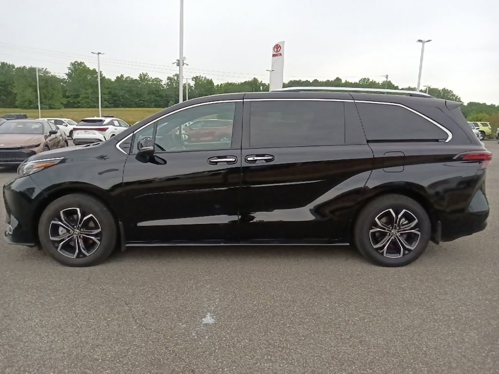 Used 2025 Toyota Sienna Platinum AWD/4WD image 6