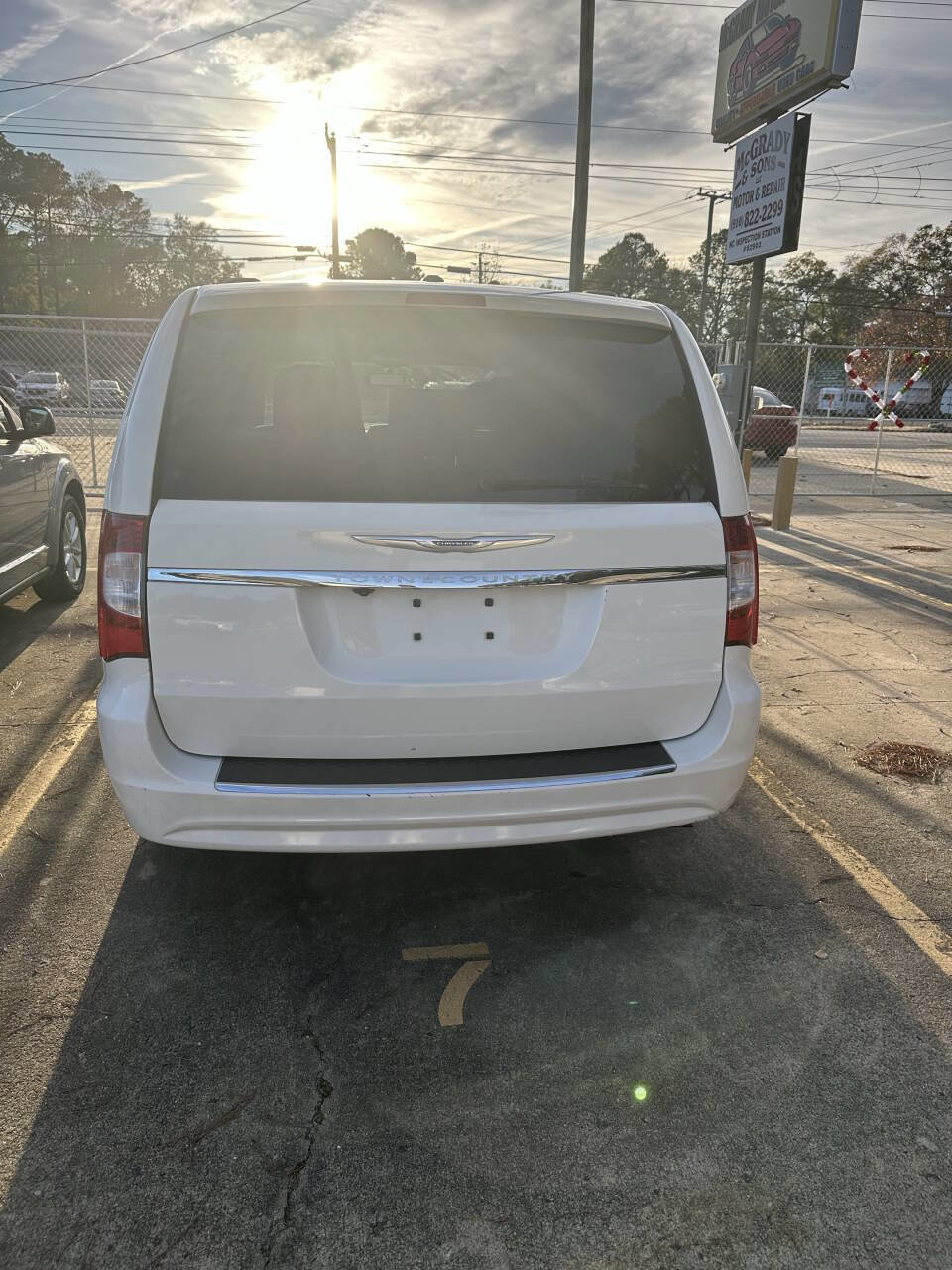 Used 2013 Chrysler Town & Country Touring image 5