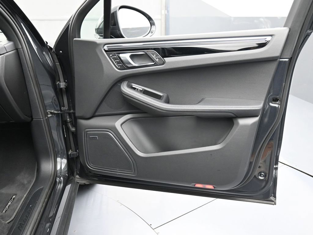 Certified 2025 Porsche Macan image 29