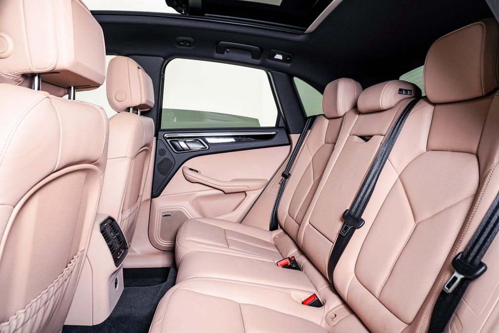 Certified 2025 Porsche Macan image 17