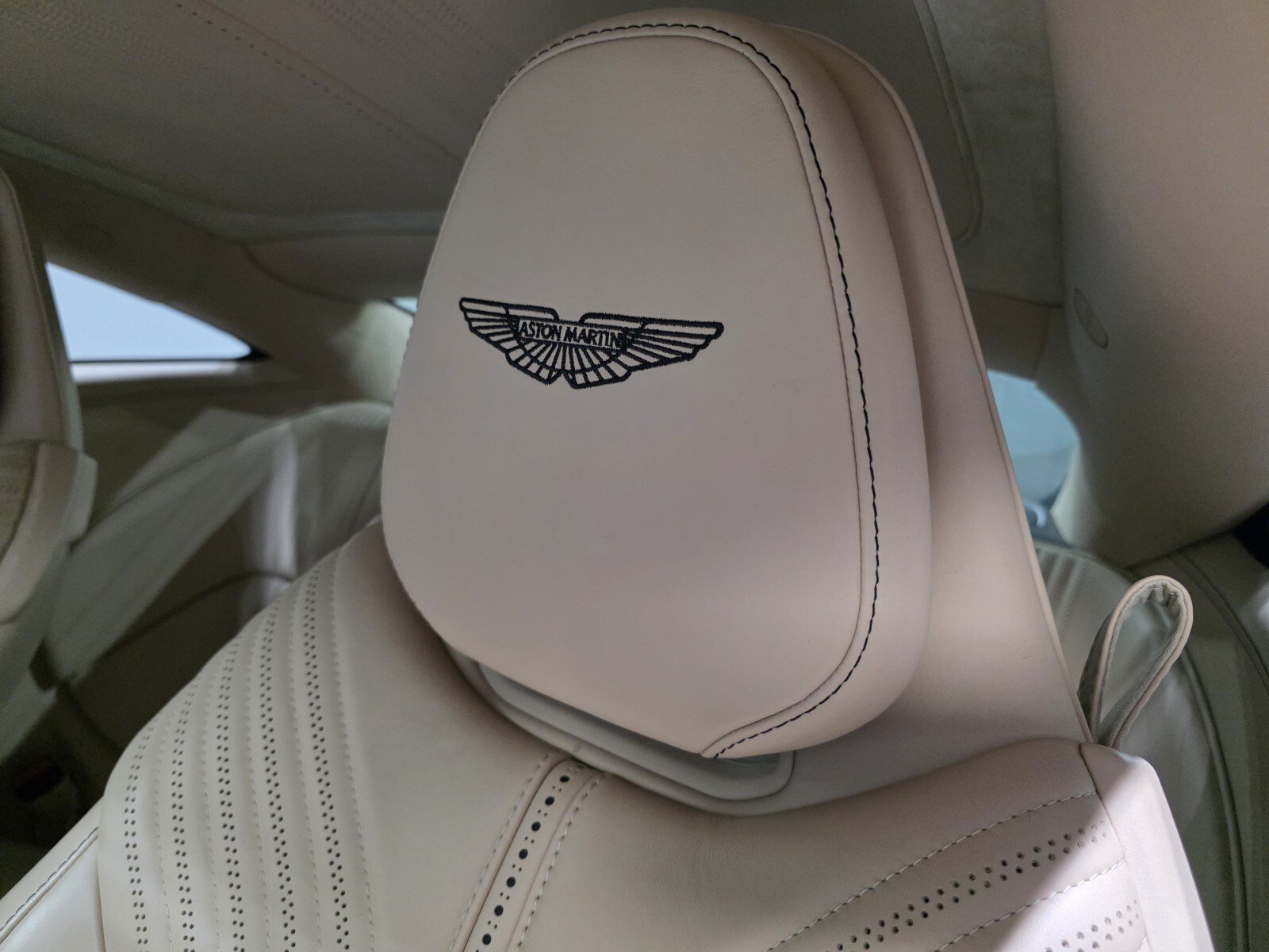 Used 2023 Aston Martin DB11 Coupe RWD image 5