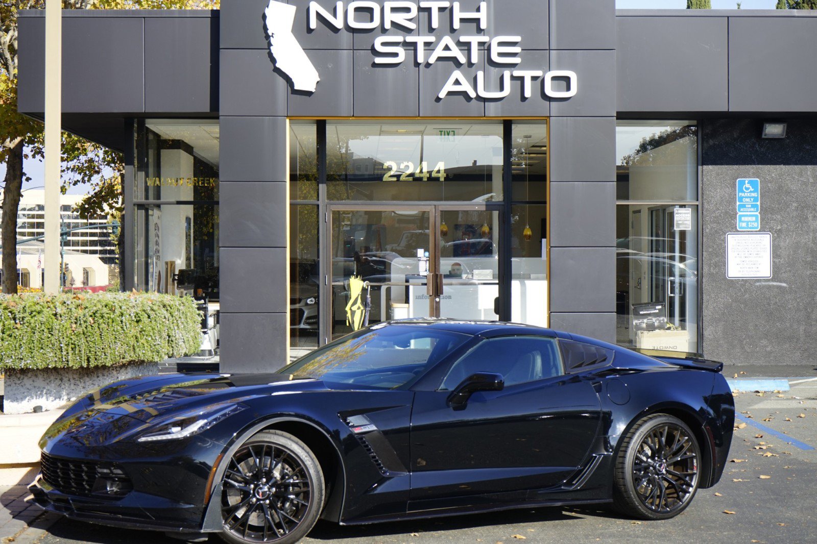 Used 2015 Chevrolet Corvette Z06 w/ 3LZ Preferred Equipment Group image 1