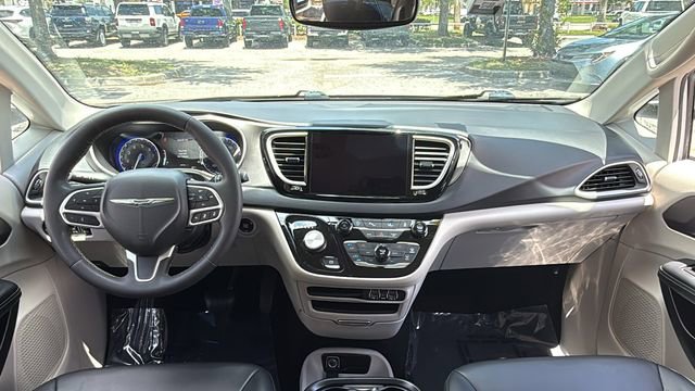 Used 2023 Chrysler Pacifica Touring-L FWD image 12