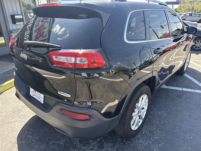 Used 2018 Jeep Cherokee Latitude w/ Cold Weather Group AWD/4WD image 8