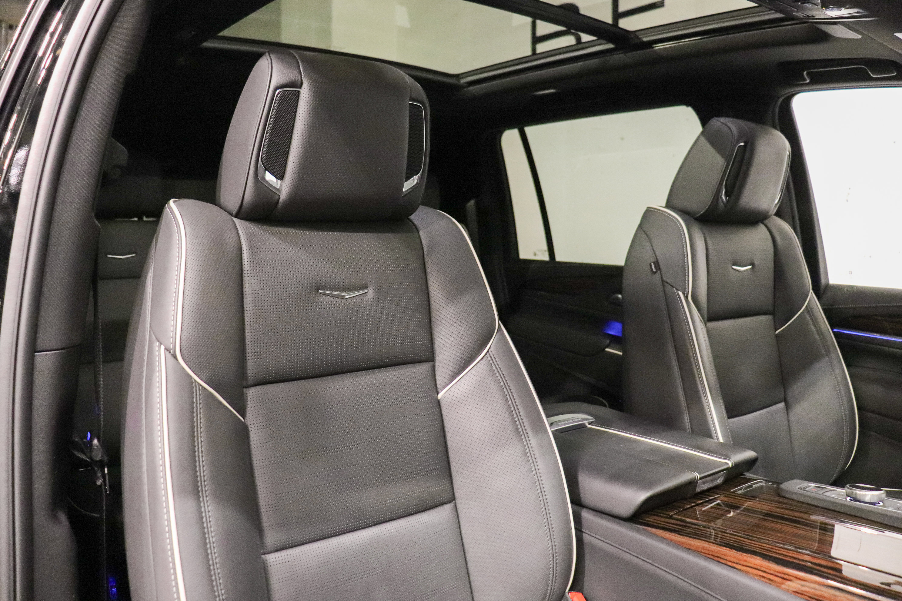 Used 2023 Cadillac Escalade ESV Premium Luxury image 16