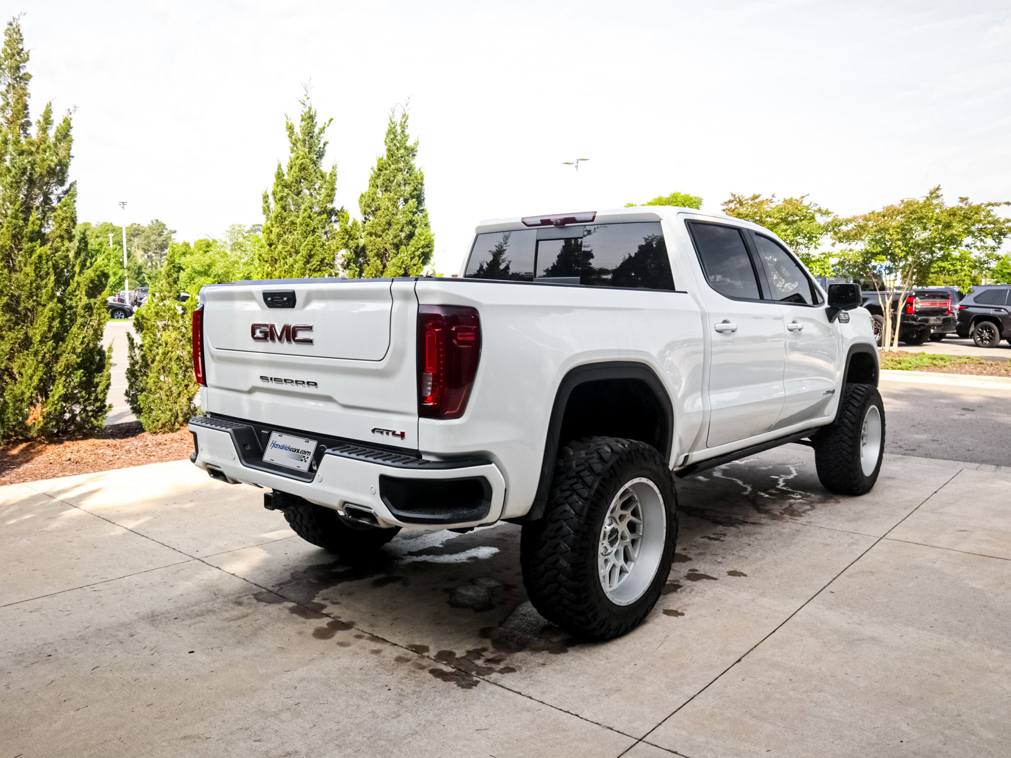Used 2023 GMC Sierra 1500 AT4 w/ Technology Package AWD/4WD image 11