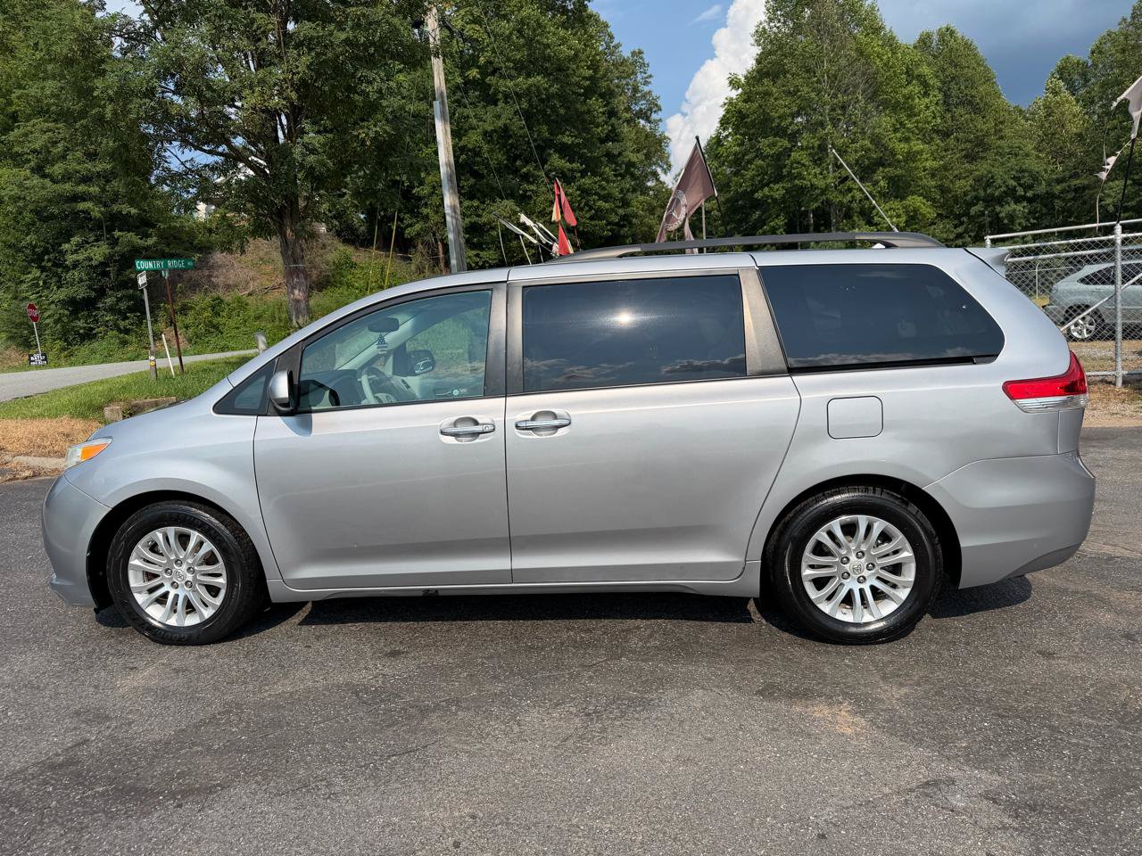 Used 2011 Toyota Sienna XLE w/ Premium Pkg FWD image 4