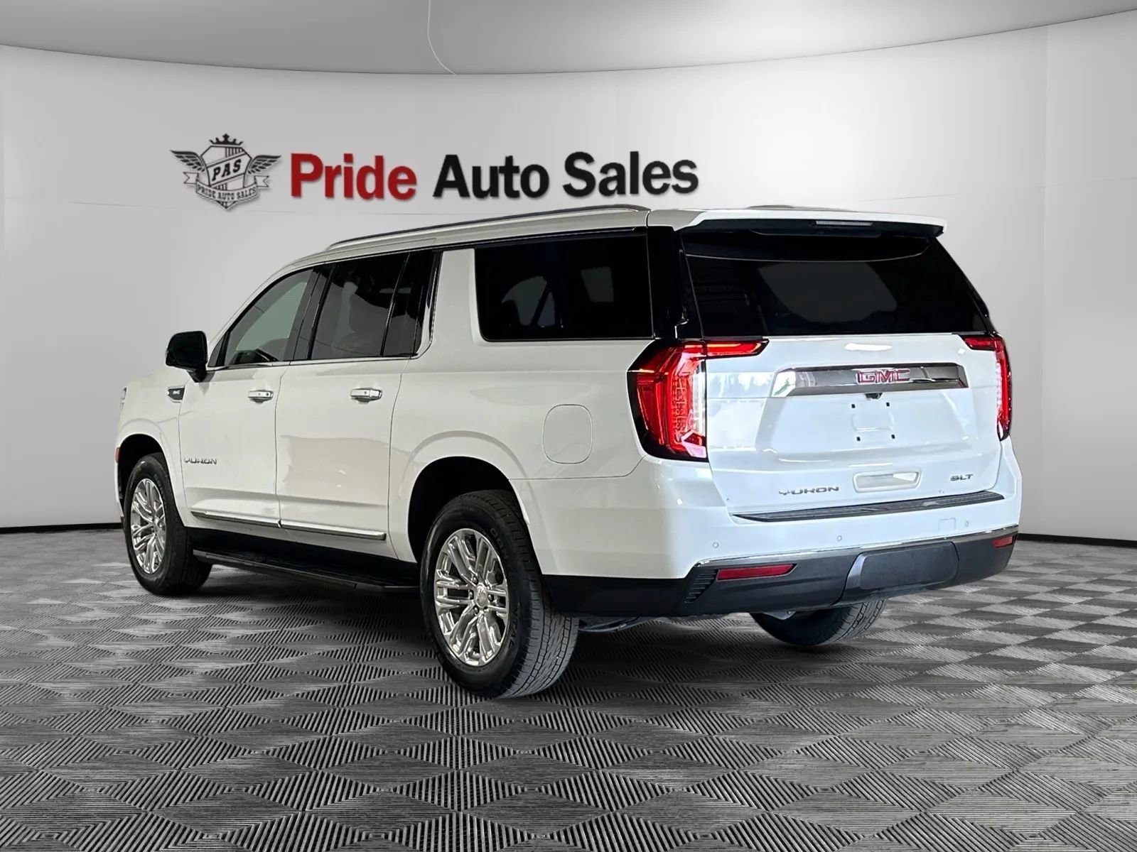 Used 2021 GMC Yukon XL SLT w/ SLT Premium Package image 4